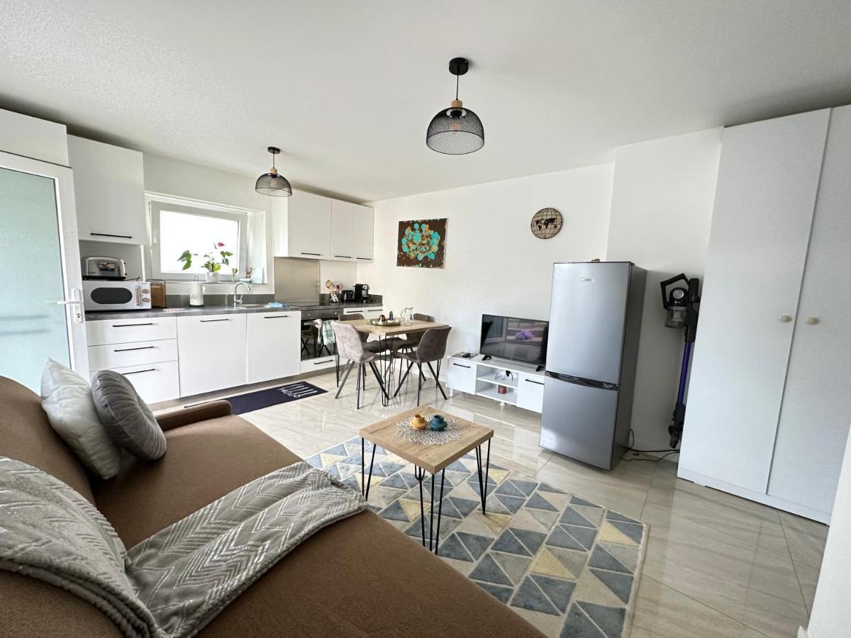 Superbe Proche De Stations De Apartment